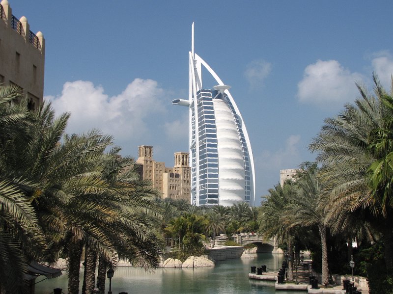 100211_Souk Madinat en burj al arab.jpg - Het complex is aan de buitenkant voorzien van palmen en waterpartijen. Samen met de Burj Al Arab levert dat een fraai plaatje op.